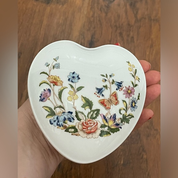 Aynsley Fine Bone China "Cottage Garden" Heart Shaped
Trinket Box/Vanity Dish - Picture 4 of 5